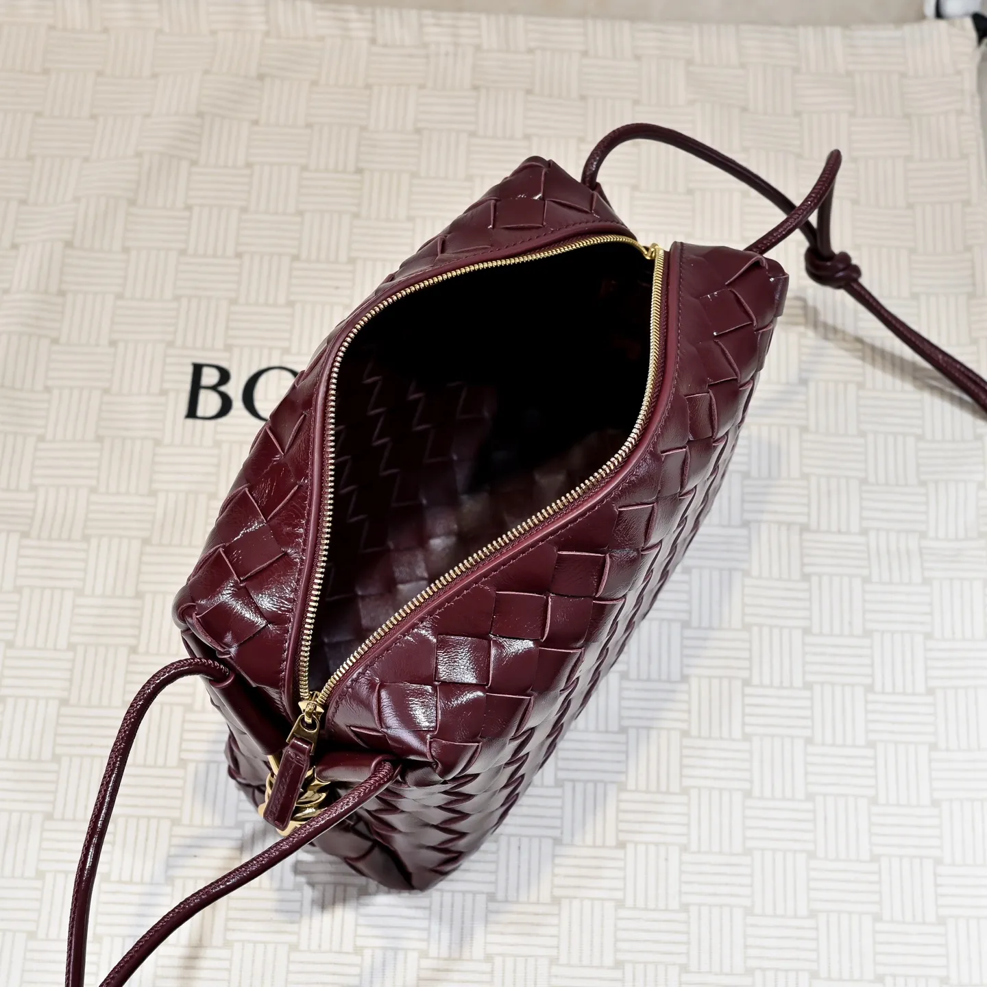 Batch 1660 𝗕𝗼𝘁𝘁𝗲𝗴𝗮 𝗩𝗲𝗻𝗲𝘁𝗮———— The latest version of the loop camera bag💥 from BV’s King of Cost-Effectiveness counter, large woven texture➕Ultra-high quality wax leather as always, with zippers, hardware decoration on both sides, adjustable drawstrings, it is especially suitable for the tummy💫It can hold anything, it is also very light, suitable🈴️for girls of all ages, size: 22*15*8cm, style number: 6126